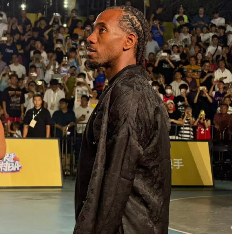 接地气!伦纳德身穿唐装出席村BA活动,秀粤语燃爆全场