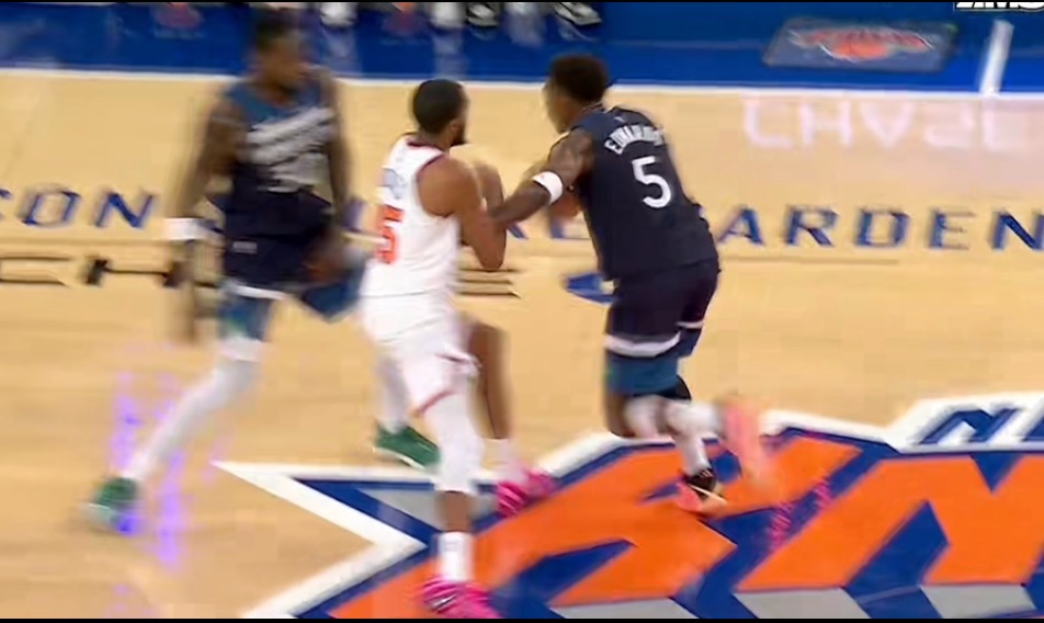 kaiyun-布里奇斯挤过掩护时疑似受伤,下场休息还捂着手臂